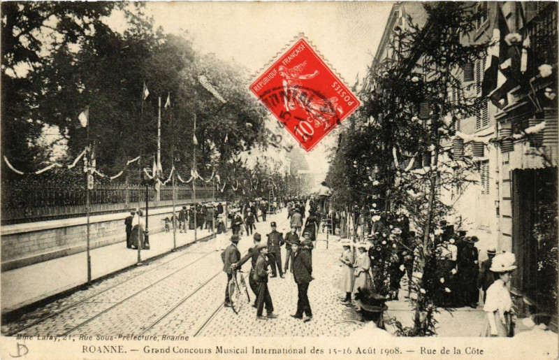Carte postale ancienne Roanne Rue de la Cote-Grand Concours Musical International à Roanne