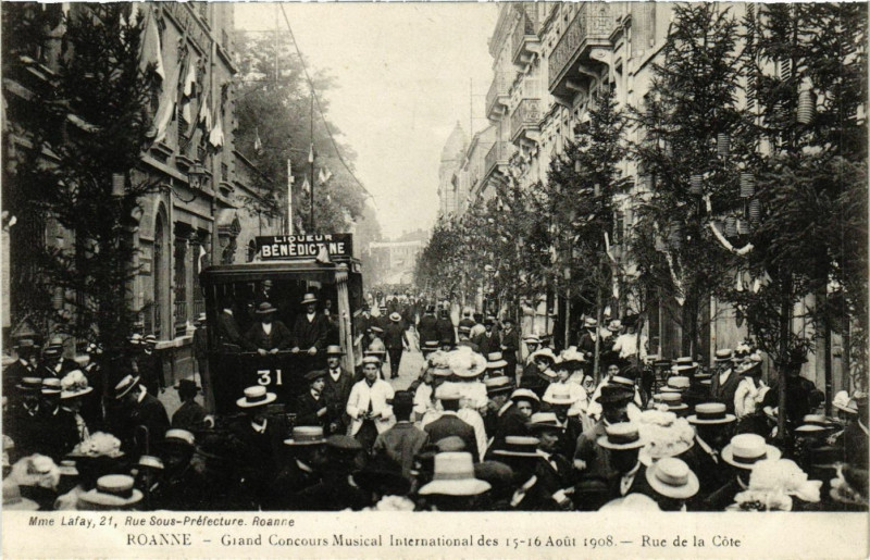 Carte postale ancienne Roanne Rue de la Cote-Grand Concours Musical International à Roanne