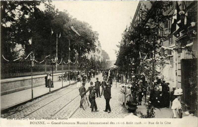Carte postale ancienne Roanne Rue de la Cote-Grand Concours Musical International à Roanne