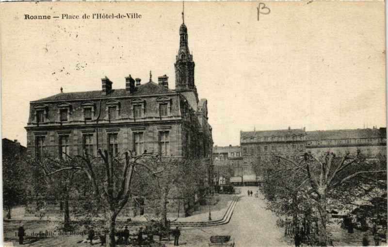 Carte postale ancienne Roanne Place de l'Hotel de Ville à Roanne