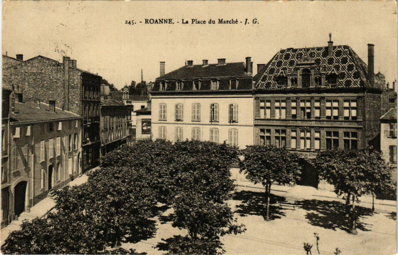 Carte postale ancienne Roanne La Place du Marché à Roanne