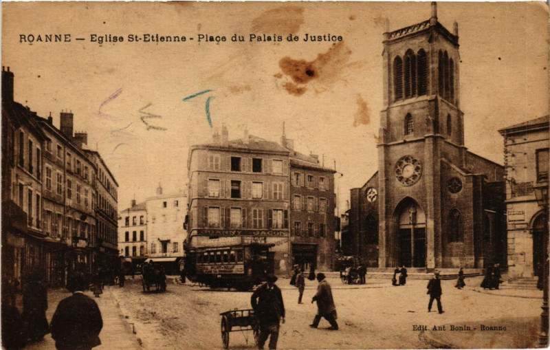 Carte postale ancienne Roanne Eglise St-Etienne-Place du Palais de Justice à Roanne