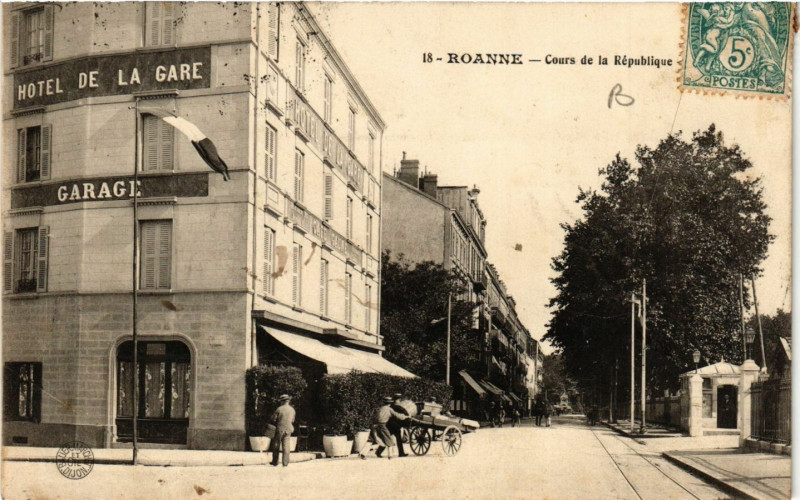 Carte postale ancienne Roanne Cours de la République à Roanne