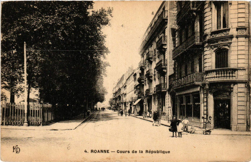 Carte postale ancienne Roanne Cours de la République à Roanne