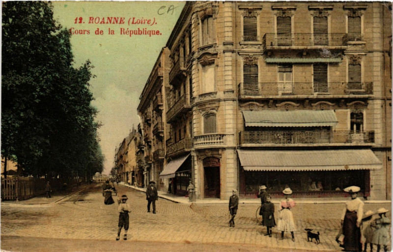 Carte postale ancienne Roanne Cours de la République à Roanne