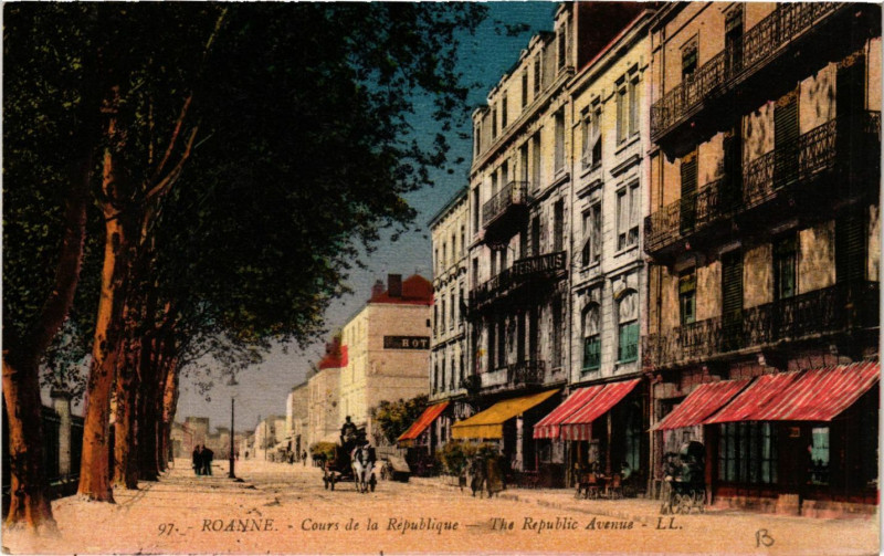 Carte postale ancienne Roanne Cours de la République à Roanne