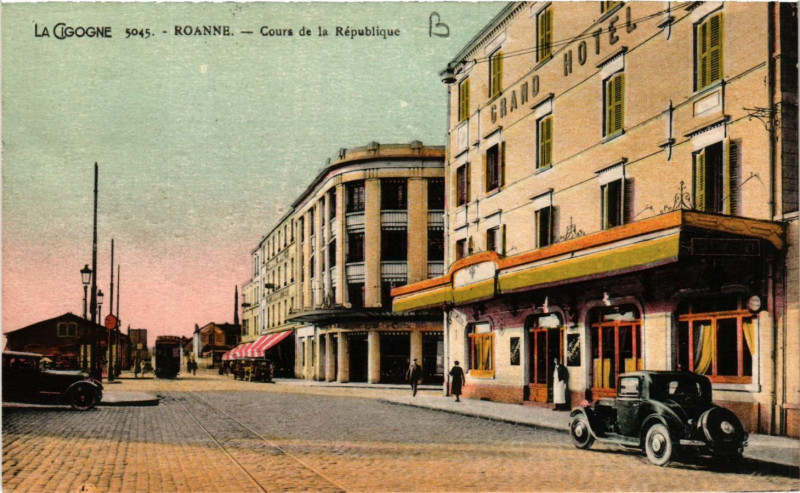 Carte postale ancienne Roanne Cours de la République à Roanne