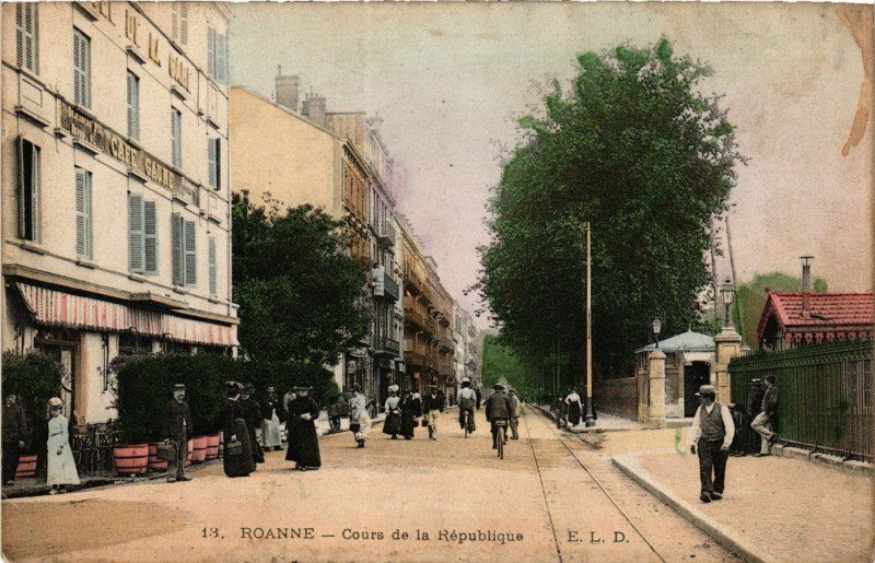Carte postale ancienne Roanne Cours de la République à Roanne