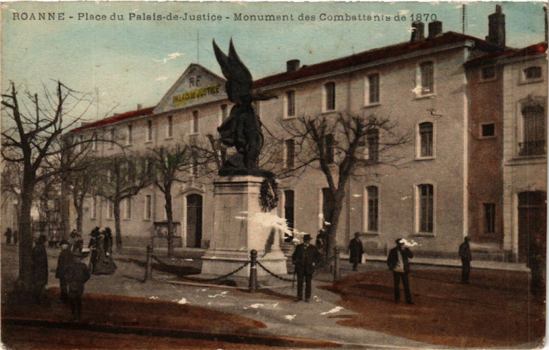 Carte postale ancienne Roanne Place du Palais de Justice-Monument des Combattants à Roanne