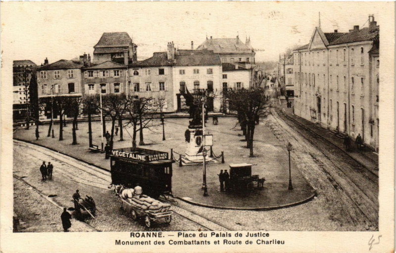 Carte postale ancienne Roanne Place du Palais de Justice-Monument des Combattants à Roanne