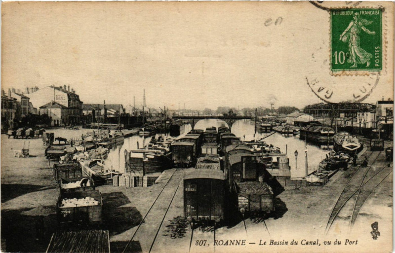 Carte postale ancienne Roanne Le Bassin du Canal vu du Port à Roanne