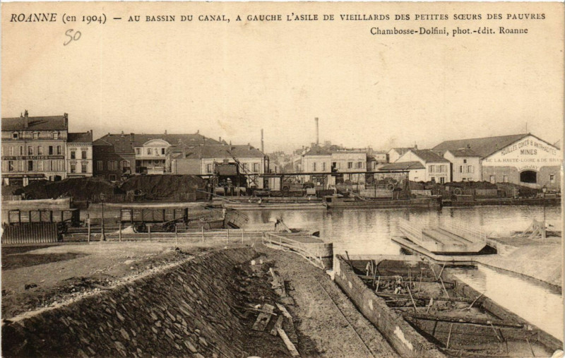 Carte postale ancienne Roanne Au Bassin du Canal-A gauche l'asile de vieillards à Roanne