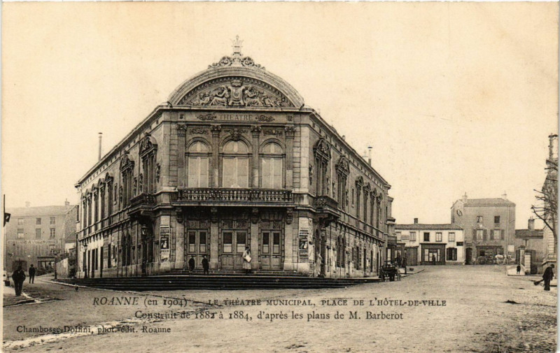 Carte postale ancienne Roanne Le Théatre Municipal-Place de l'Hotel de Ville à Roanne