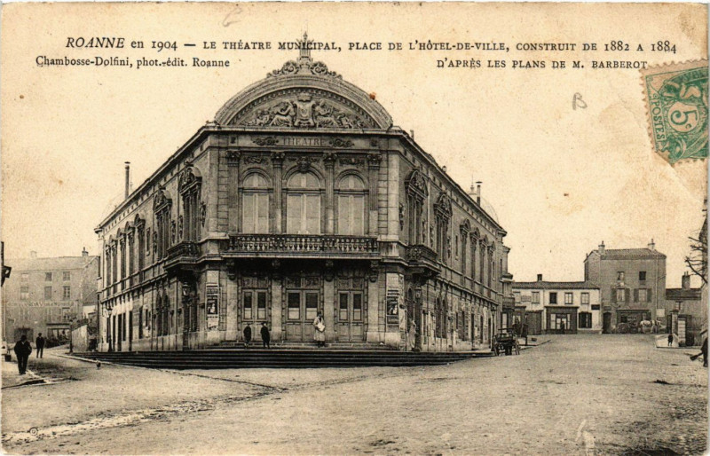 Carte postale ancienne Roanne Le Théatre Municipal-Place de l'Hotel de Ville à Roanne