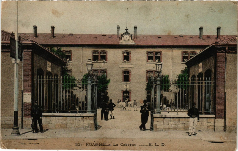 Carte postale ancienne Roanne La Caserne à Roanne