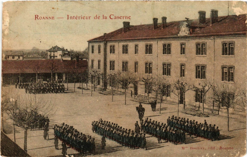 Carte postale ancienne Roanne Intérieur de la Caserne à Roanne