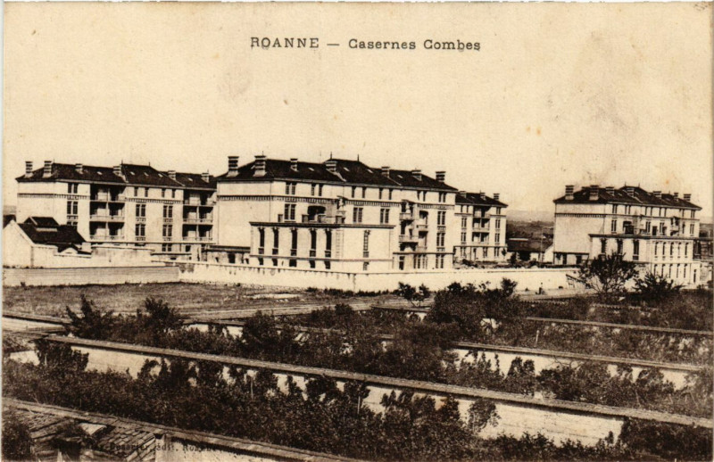 Carte postale ancienne Roanne Casernes Combes à Roanne