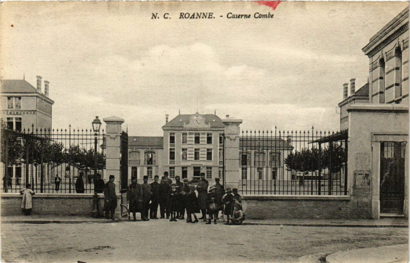 Carte postale ancienne Roanne Casernes Combes à Roanne