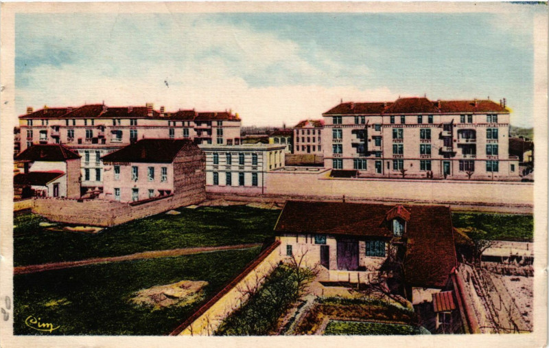 Carte postale ancienne Roanne Casernes Combes à Roanne