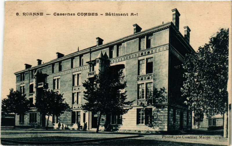 Carte postale ancienne Roanne Casernes Combes à Roanne
