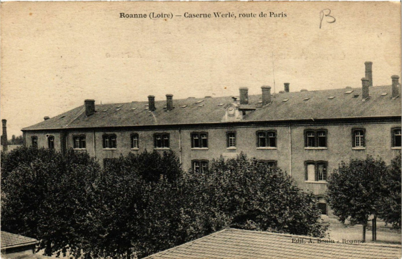 Carte postale ancienne Roanne Caserne Werlé-Route de Paris à Roanne