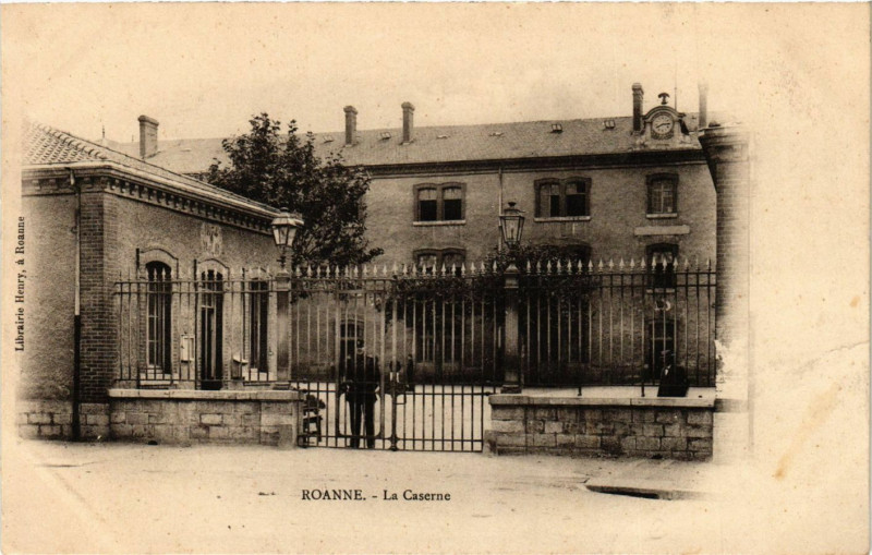 Carte postale ancienne Roanne La Caserne à Roanne