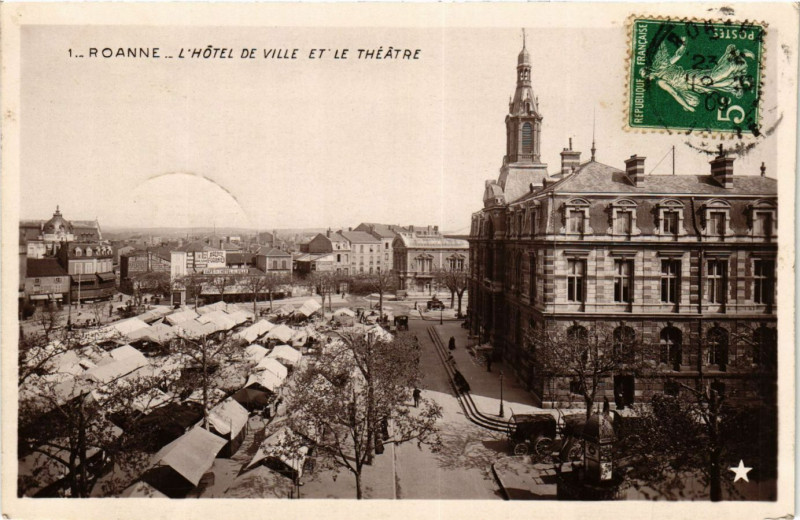 Carte postale ancienne Roanne L'Hotel de Ville et le Théatre à Roanne