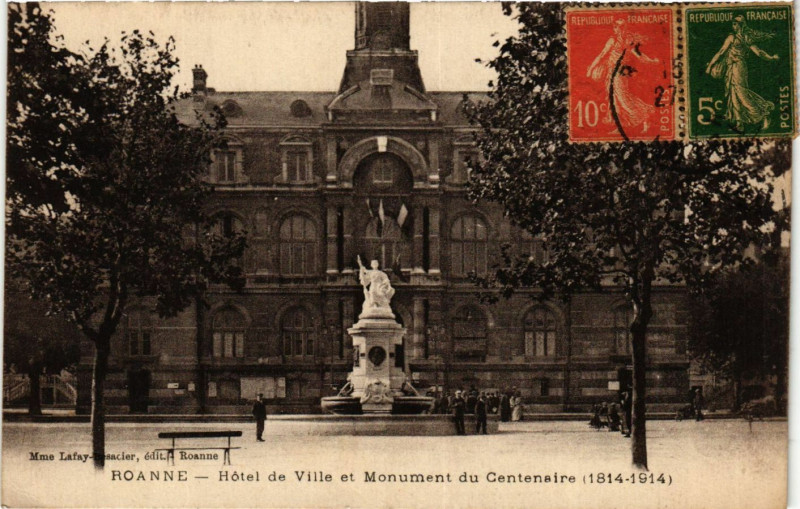 Carte postale ancienne Roanne Hotel de Ville et Monument du Centenaire à Roanne