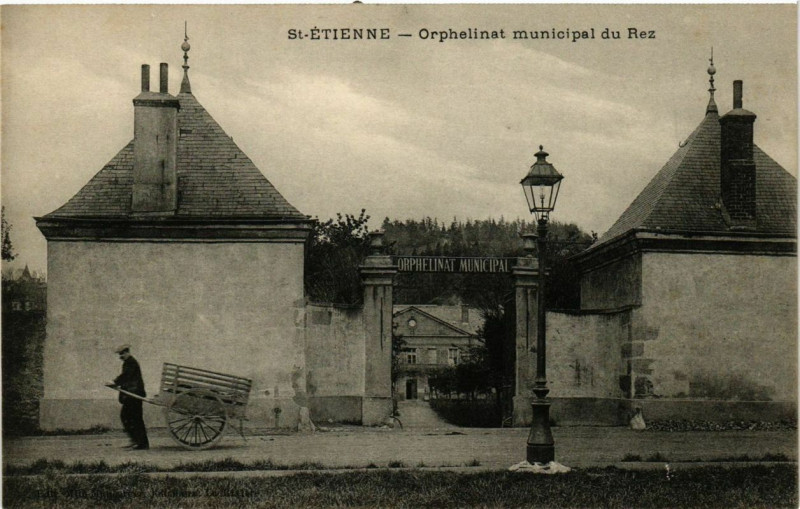 Carte postale ancienne Saint-Etienne Orphelinat municipal du Rez