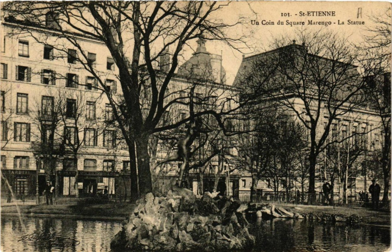 Carte postale ancienne Saint-Etienne un coi du Square Marengo - La Statue
