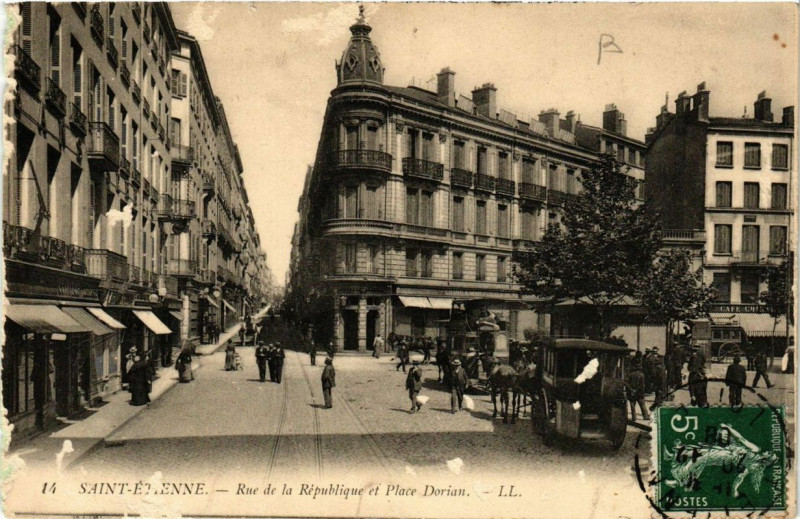 Carte postale ancienne Saint-Etienne Rue de la Republique et Place Dorian