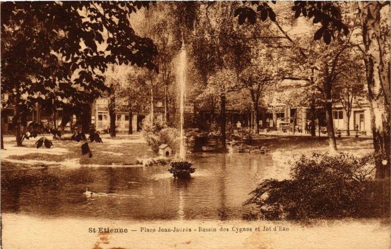 Carte postale ancienne Saint-Etienne Place Jean-Jaures Bassin des Cygnes et Jet d'eau