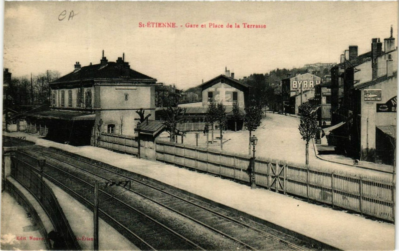 Carte postale ancienne Saint-Etienne Place et Gare de la Terrasse