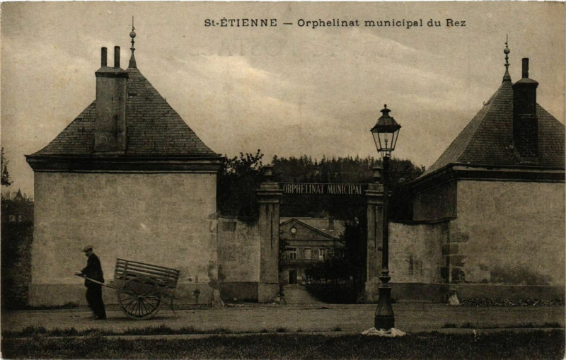 Carte postale ancienne Saint-Etienne Orphelinat municipal du Rez