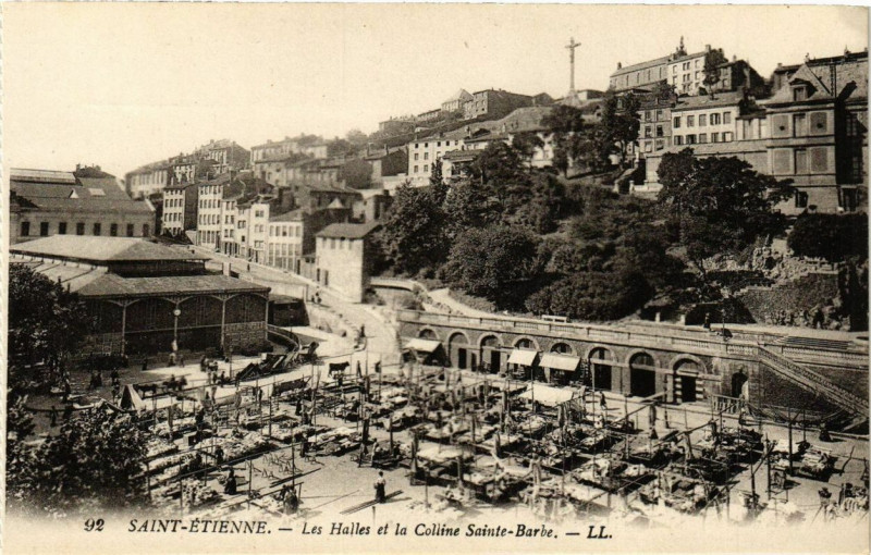 Carte postale ancienne Saint-Etienne Les Halles et la colline Sainte-Barbe