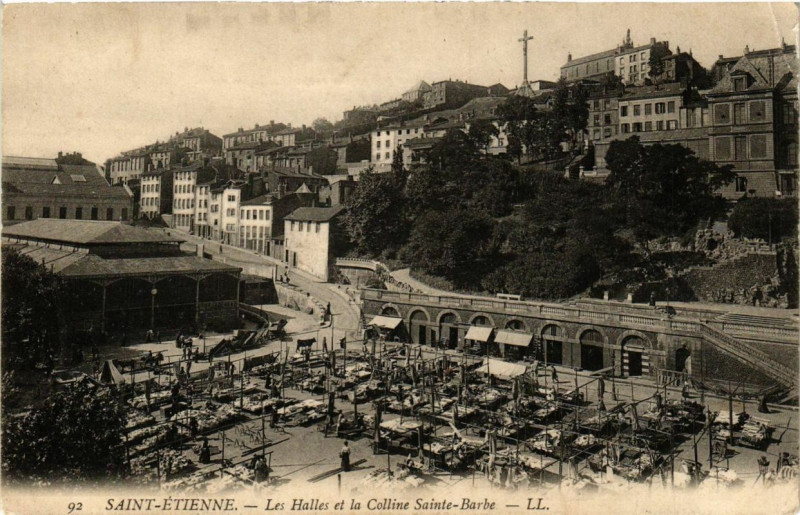 Carte postale ancienne Saint-Etienne Les Halles et la Colline Sainte-Barbe