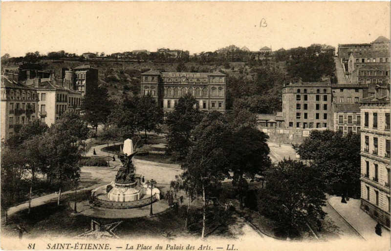 Carte postale ancienne Saint-Etienne la place du Palais des Arts `