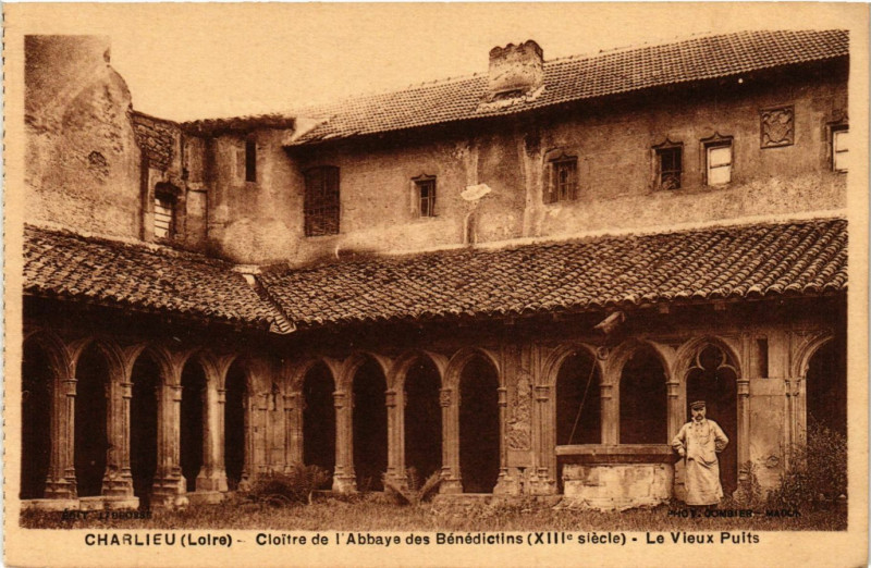 Carte postale ancienne Charlieu - Cloitre de l'Abbaye des Bénédictions (Xiii s.) à Charlieu