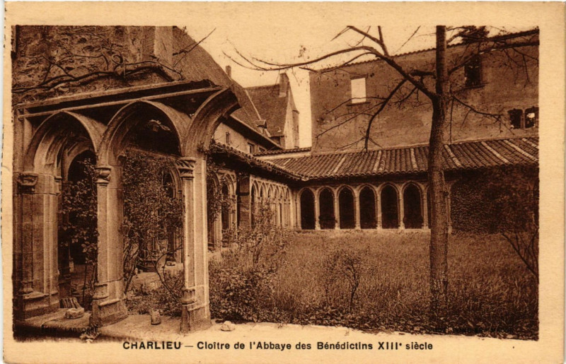 Carte postale ancienne Charlieu - Cloitre de l'Abbaye des Bénédicins Xiii siécle à Charlieu