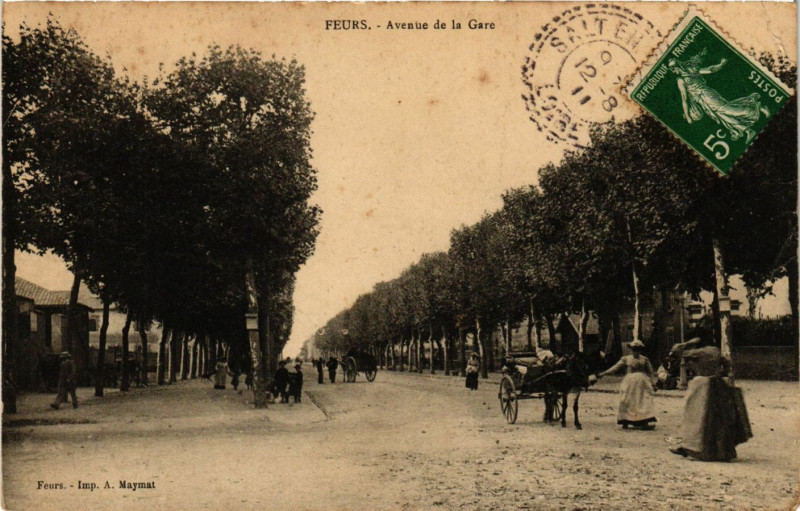 Carte postale ancienne Feurs - Avenue de la Gare à Feurs