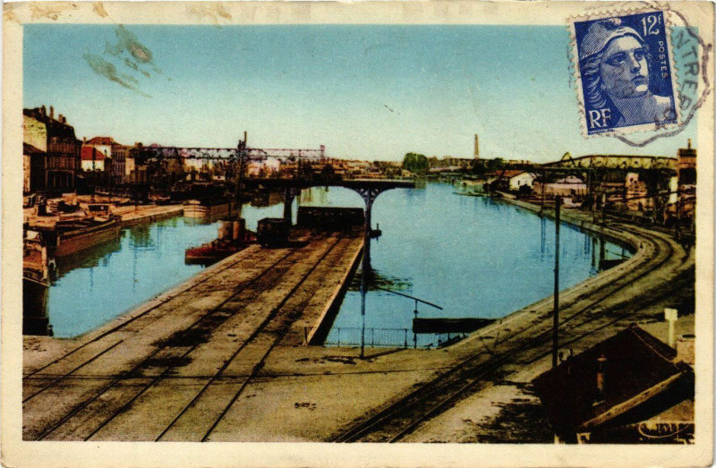 Carte postale ancienne Roanne - Vue sur le Port du Canal à Roanne