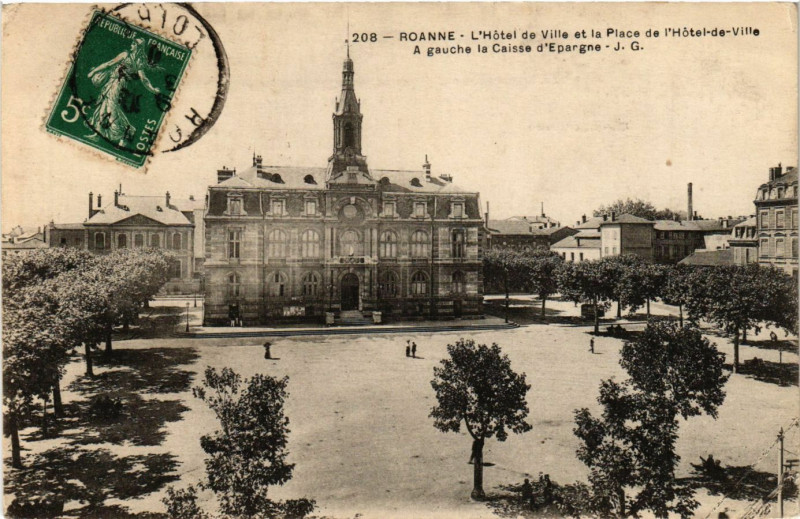 Carte postale ancienne Roanne - L'Hotel de Ville et la Place de l'Hotel-de-Ville ... à Roanne