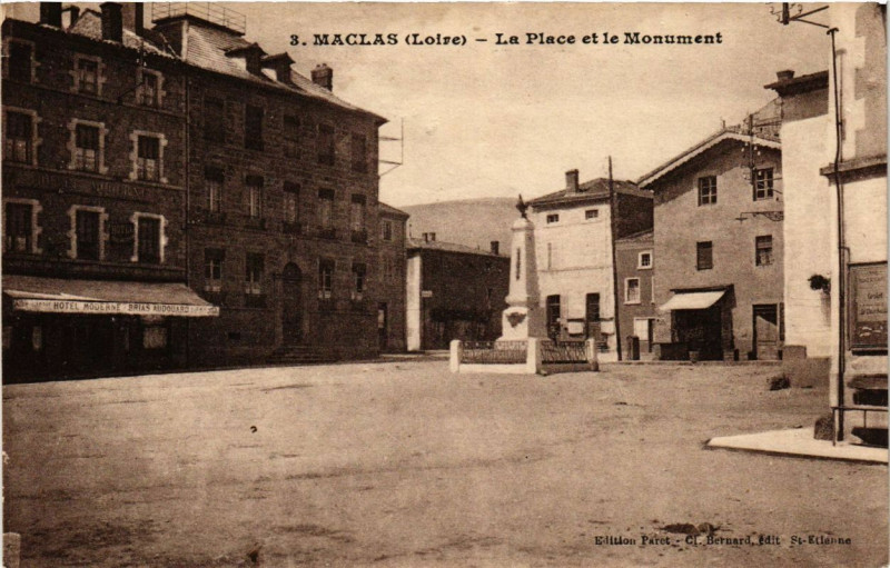 Carte postale ancienne Maclas - La Place et le Monument à Maclas