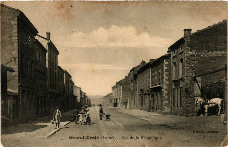 Carte postale ancienne Grand-Croix - Rue de la République