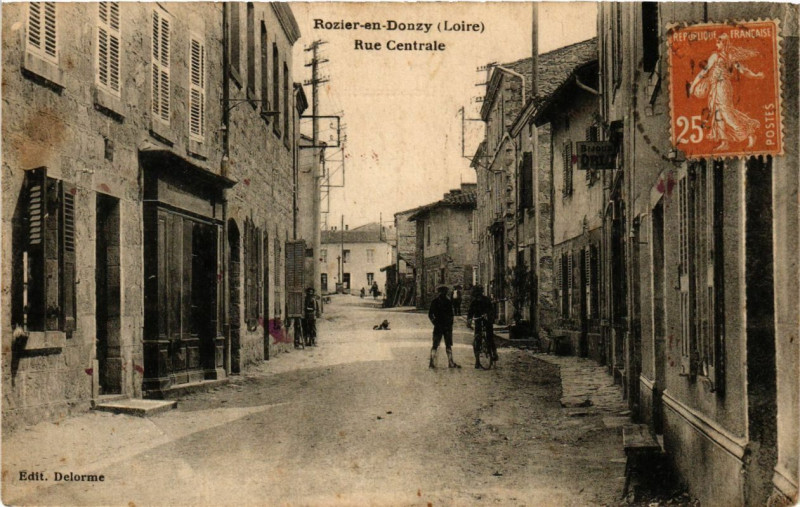 Carte postale ancienne Rozier-en-Donzy - Rue Centrale à Rozier-en-Donzy
