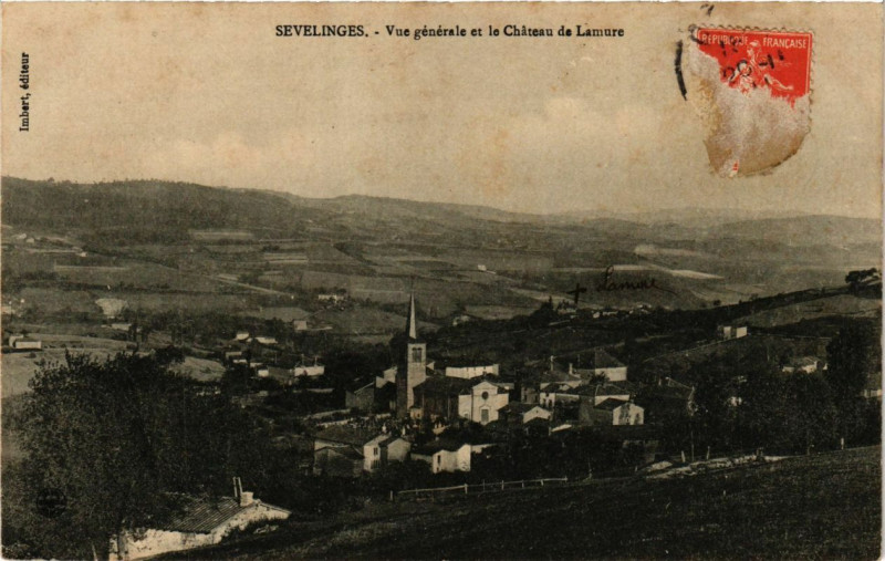 Carte postale ancienne Sevelinges - Vue générale et le Chateau de Lamure à Sevelinges
