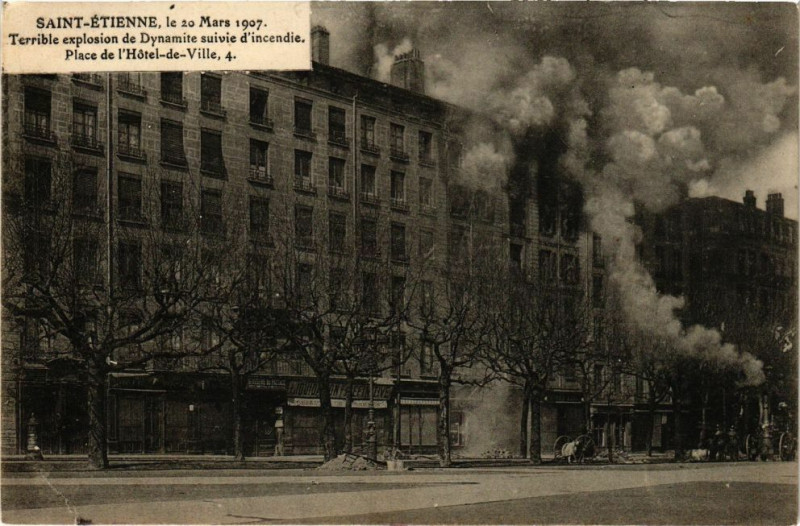 Carte postale ancienne Saint-Etienne - Explosion de dynamite suivie d'Incendie à Saint-Étienne