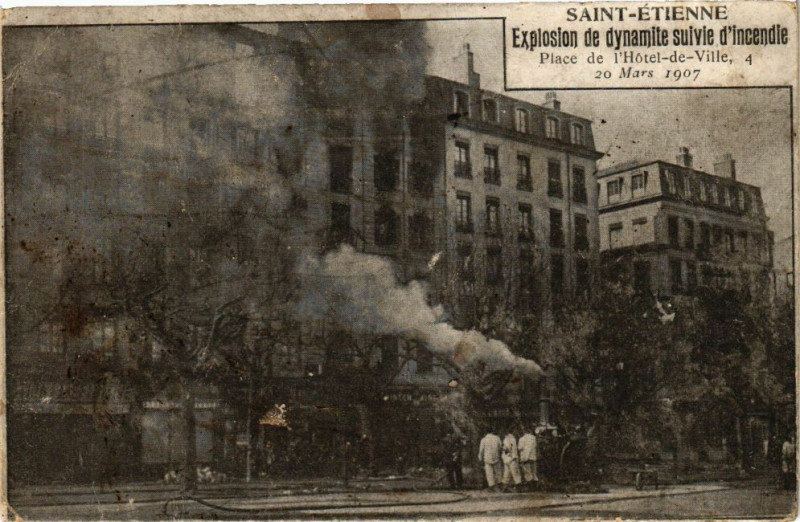 Carte postale ancienne Saint-Etienne - Explosion de dynamite suivie d'Incendie à Saint-Étienne