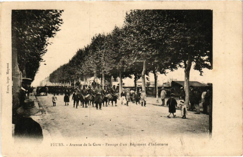 Carte postale ancienne Feurs - Evenue de la Gare passage d'un régiment à Feurs