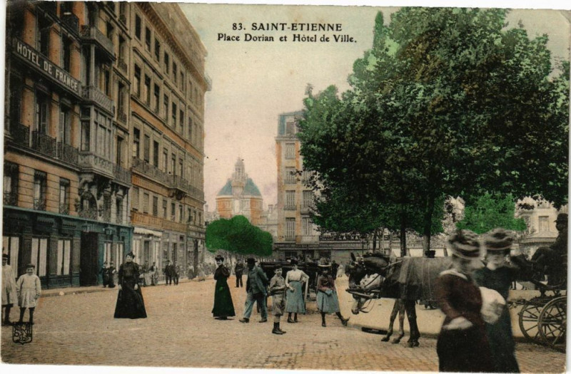 Carte postale ancienne Saint-Etienne-Place Dorian et Hotel de Ville
